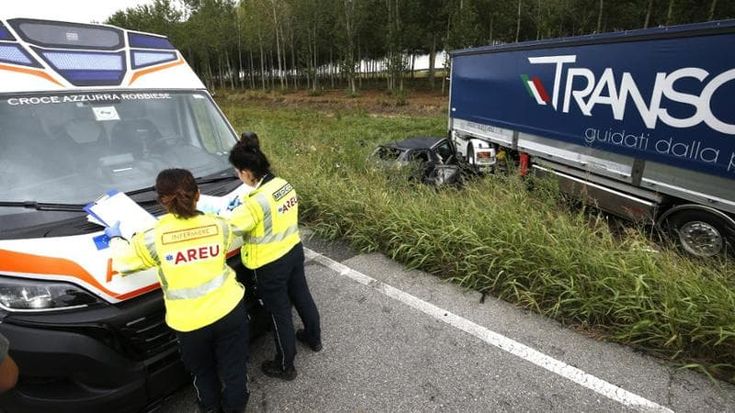 Pavia, auto si scontra con tir sulla provinciale e finisce fuori strada: tre morti