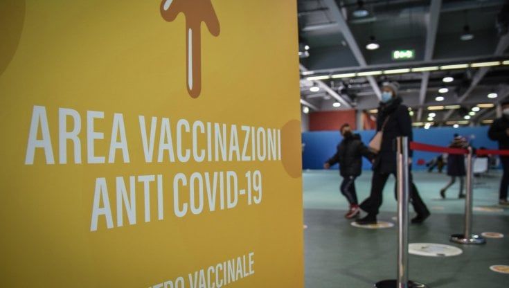 Covid Lombardia, pronte le dosi di vaccino aggiornato contro Omicron 4 e 5: "Il virus circola ancora"