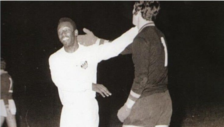 Cinquanta feriti per un rigore sbagliato, la vera storia della partita di Pelè contro la Roma