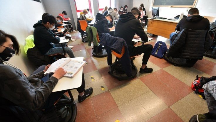 Scuola, quei banchi a rotelle comprati due volte e finiti in uno scantinato
