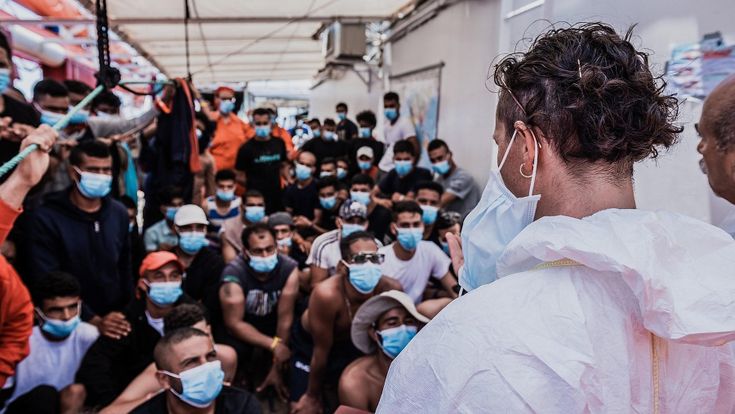 La paura del virus sulla nave dei migranti: “Tamponi a bordo”