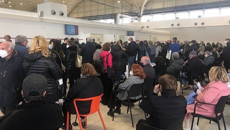 Vaccino, a Bari Pfizer terminato: caos nell'hub in Fiera. Le dosi arrivate con 4 ore di ritardo 