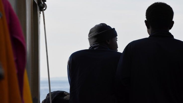 Migranti, le storie a bordo della Ocean Viking: "In Libia massacri e torture, lì abbiamo imparato a sopravvivere"