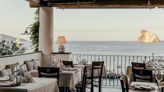 Mangiare a Panarea, la soddisfazione del buono circondati dal bello