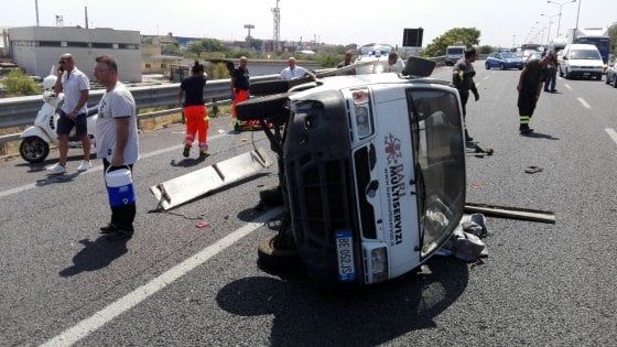 Bari, mezzo della Multiservizi travolto in tangenziale: 3 feriti gravi