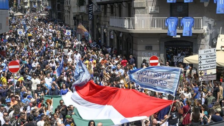 Il centro invaso da cortei e turisti in maglia azzurra