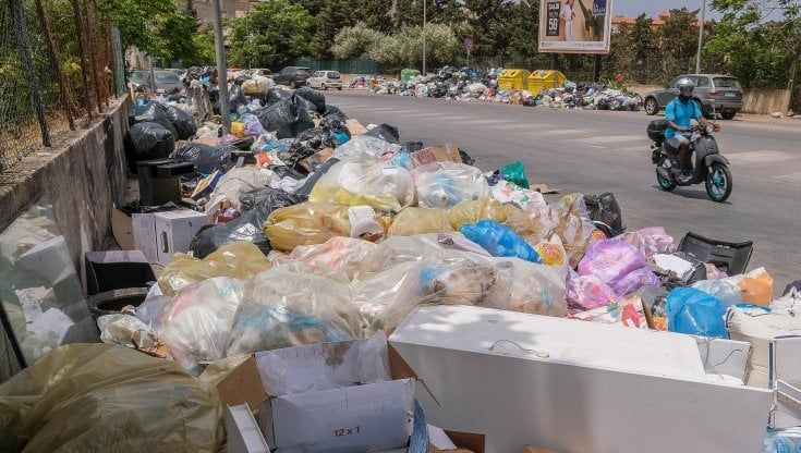 Palermo, 1.600 operai in organico ma la Rap non svuota i cassonetti