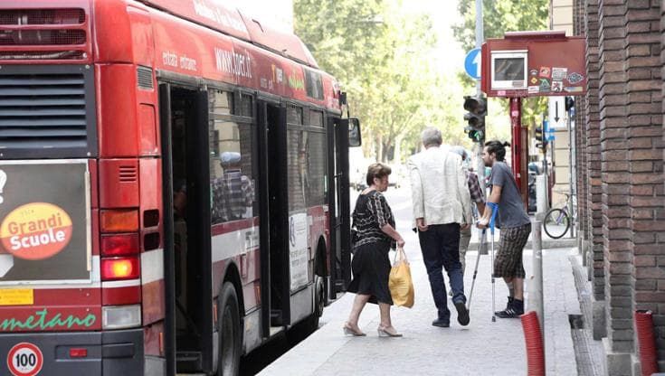Bus, l’abbonamento non è più gratis: agli studenti esentati costerà 15 euro