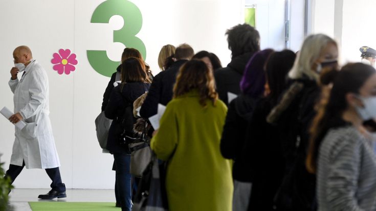 E ora il governo punta a raddoppiare le iniezioni: “Duecentomila al giorno”