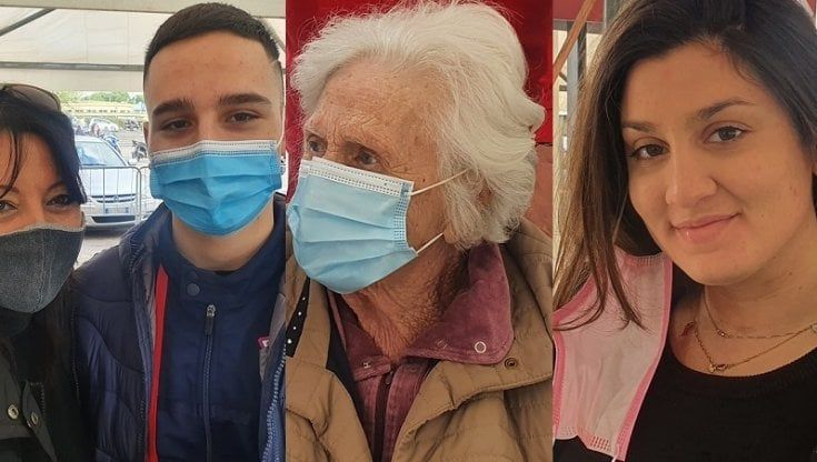 Vaccini a Napoli, dalla studentessa alla nonnina in fila per la terza dose: "Solo così sconfiggeremo il virus"