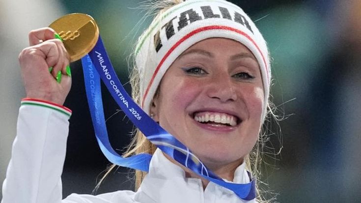 Olimpiadi, Lollobrigida oro nei 3000 del pattinaggio. Curling, Norvegia battuta in rimonta