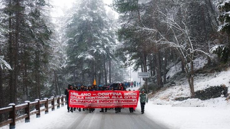 “Portiamo alberi in corteo”: protesta dei No Olimpiadi contro l’abbattimento dei larici per le piste