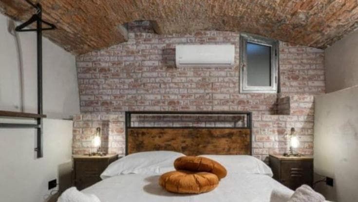 Firenze, un magazzino affittato ai turisti come loft: 280 euro la notte di Capodanno