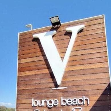 Ostia, sigilli al V-Lounge, lido amato da Meloni e Salvini: “Abusi edilizi in piscine e ristorante”