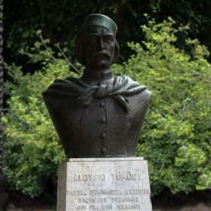 Scomparso il busto di Tukory dal giardino Garibaldi