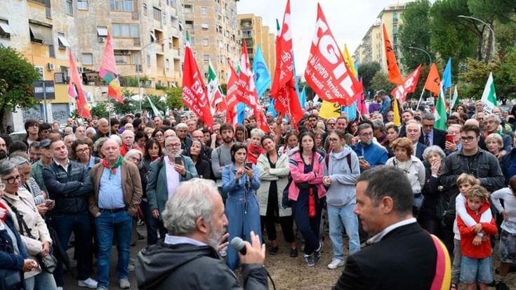 Pd, Cgil e Libera in piazza a Don Bosco: “Più forti degli attentati”. Poi sfilano i sovranisti social