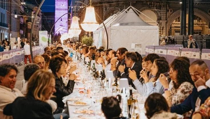 In via Rizzoli la cena è servita dagli chef Mario Ferrara e Max Poggi. Il dolce è di Spinelli