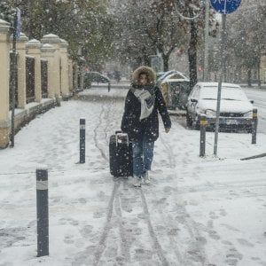 Meteo, forti venti e prime nevicate: il maltempo colpisce l'Italia 