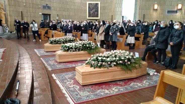 In Puglia i funerali delle 3 suore morte sull'A16: "Ora sono sante"