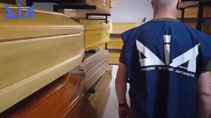 Pompe funebri, fiori, pellet: la copertura per pulire i soldi della droga