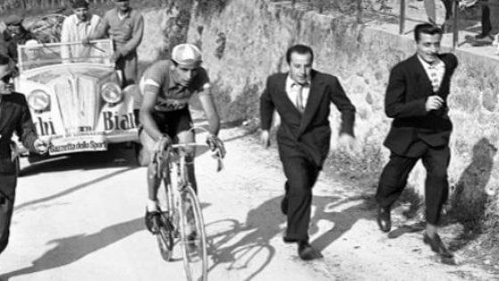 E' già Giro d'Italia: lo spettacolo di apertura in piazza Maggiore a Bologna