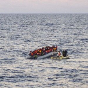 Immigrati: 490 soccorsi dalla Marina, bimbo nasce a bordo