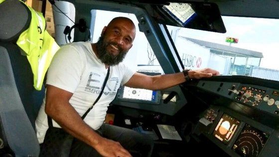 Francia, ubriaco vuole dirottare volo, pugile lo immobilizza
