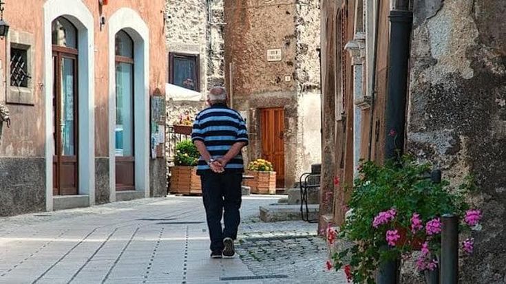 Dall’allenatore al "reddito di premura": le trenta idee di Arminio per salvare i paesi