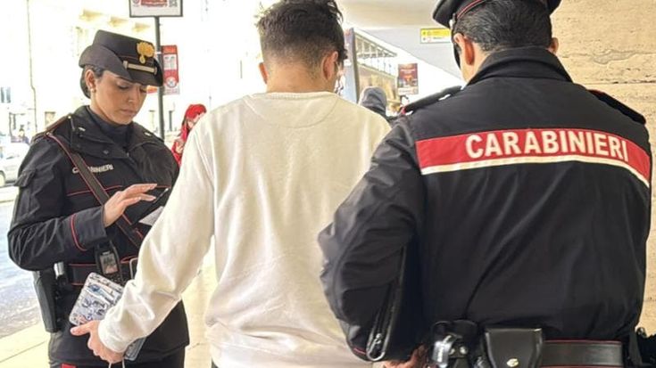 Colosseo, turisti nel mirino dei borseggiatori: sei arresti in poche ore