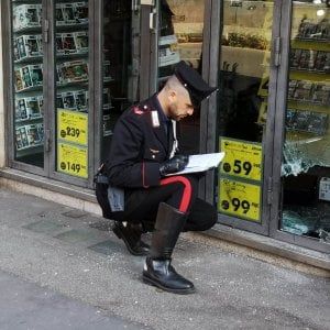 Roma, si infila in un negozio da un buco e lo vedono i carabinieri: arrestato