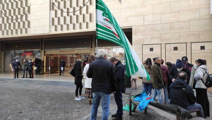 Torino, scioperano le commesse della Rinascente: "Garantiteci almeno quattro domeniche libere l'anno"