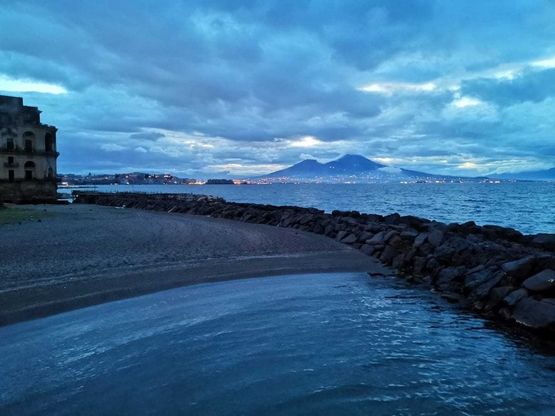 Blu Napoli, lo scatto è una tregua dall'emergenza