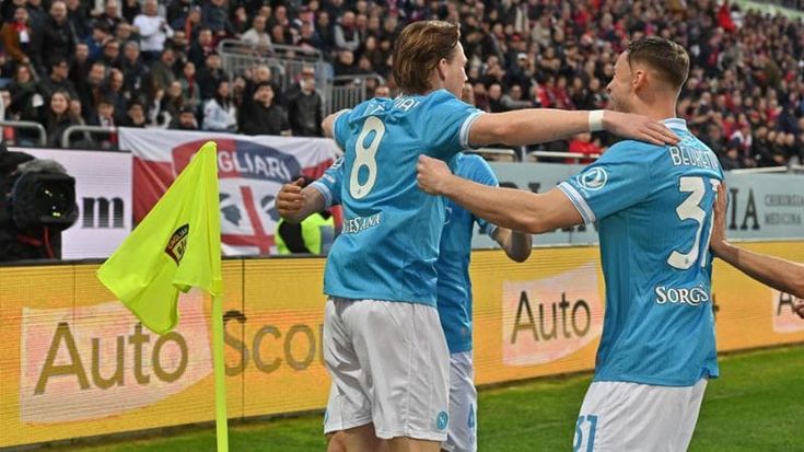Il Napoli vince 1-0 a Cagliari ed è secondo a -6 dall’Inter: decide un gol di McTominay dopo 70”