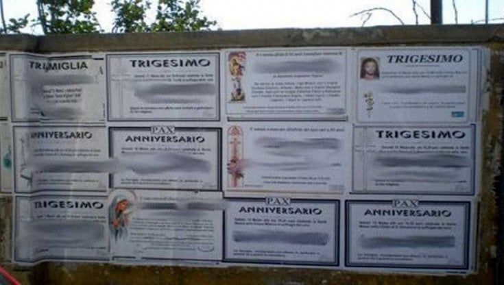 Tappezzano il paese di manifesti funebri ma il loro caro non è morto: "Falsa comunicazione dall'ospedale". Scatta la denuncia