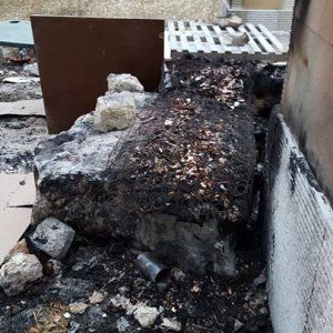 Trani, a fuoco le cucce dei cani randagi. La denuncia: "Volevano ammazzare gli animali"