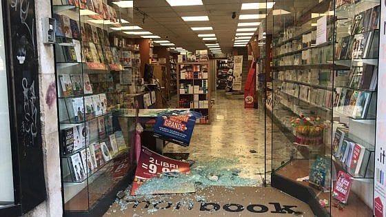 Bari, raid in libreria: rubati i soldi e devastato l'interno. La titolare: "Danni per migliaia di euro"