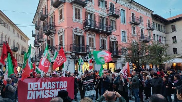 Dimissioni di Delmastro, a Biella il presidio diventa una festa per il passo indietro