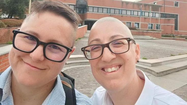 Venezia, sì all’adozione di una bimba a due donne. Ma sui documenti la mamma non biologica sarà indicata come “padre”