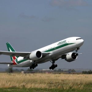 Manovra, il prestito per Alitalia sale a 400 milioni