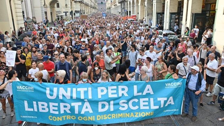 Vaccini e Green pass: la protesta nelle piazze d'Italia. Disordini a Roma. Aggressioni a Pescara: manifestanti contro gazebo di Forza Italia