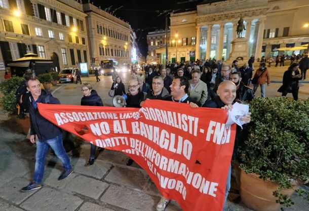 Genova, presidio e corteo improvvisato dei giornalisti contro gli insulti del M5s