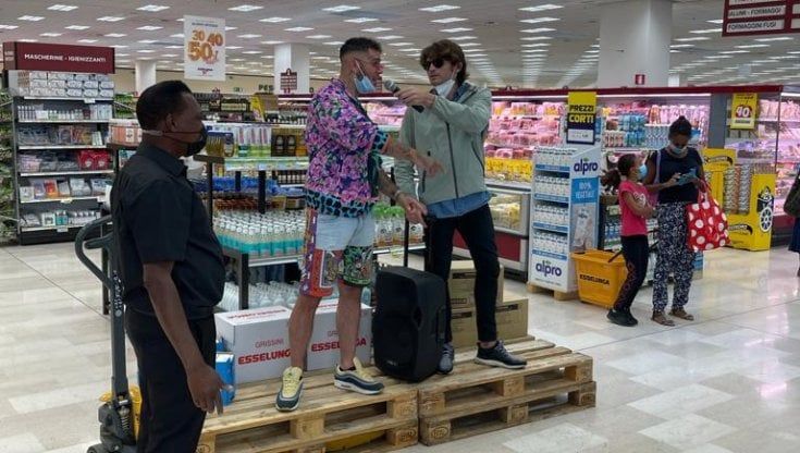 Il comico Angelo Duro e il rapper Emis Killa, show a sorpresa in un supermercato per protestare contro la capienza ridotta dei teatri