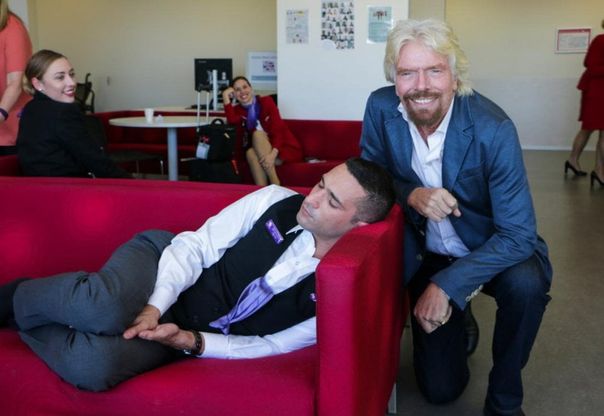 Australia, dorme sul posto di lavoro: Richard Branson 'becca' il dipendente Virgin e fa un selfie