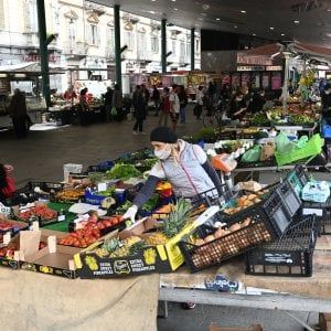 Torino, la protesta degli ambulanti: basta code e ingressi contingentati nei mercati
