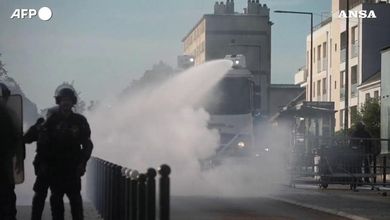Francia, proteste degli studenti a Rennes: la polizia usa un idrante per disperderli