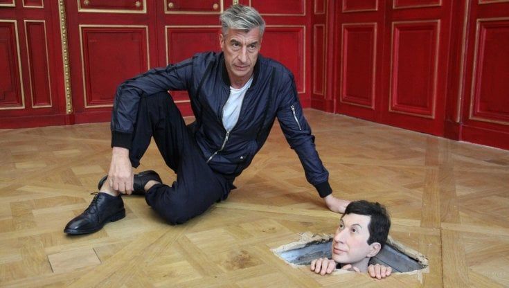 Maurizio Cattelan firma una mostra simbolica sul ciclo della vita: a Milano la più grande personale dell'artista