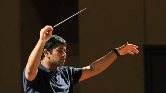 Filarmonica Arturo Toscanini, Alpesh Chauhan sale in cattedra 