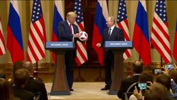 Helsinki, Putin regala pallone dei Mondiali a Trump: "Ora è nel vostro campo"
