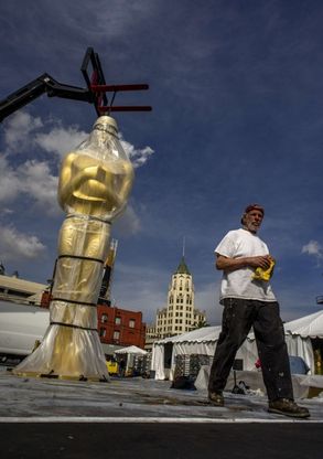 Oscar giganti sul tappeto rosso, conto alla rovescia