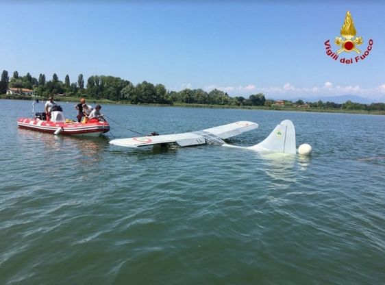 Aereo da turismo precipitato nel lago di Varese: il recupero dei vigili del fuoco